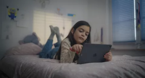 Photo film marque RTS scène petite fille iPad RTSPlay